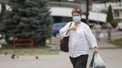 Женщина с пакетом идет по улице